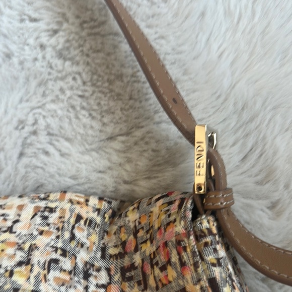 AUTHENTIC FENDI SHOULDER BAG - Picture 4 of 8